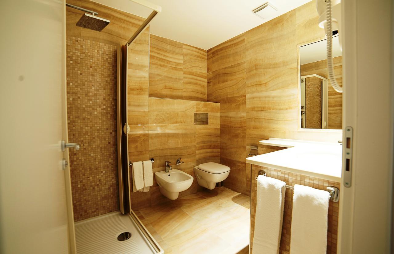 Family Center Hotel بولا المظهر الخارجي الصورة