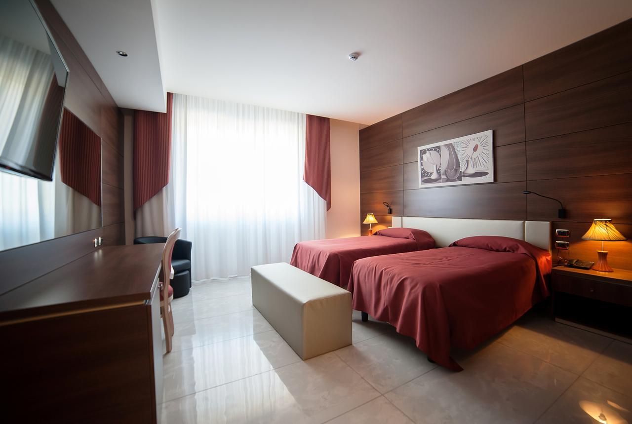 Family Center Hotel بولا المظهر الخارجي الصورة