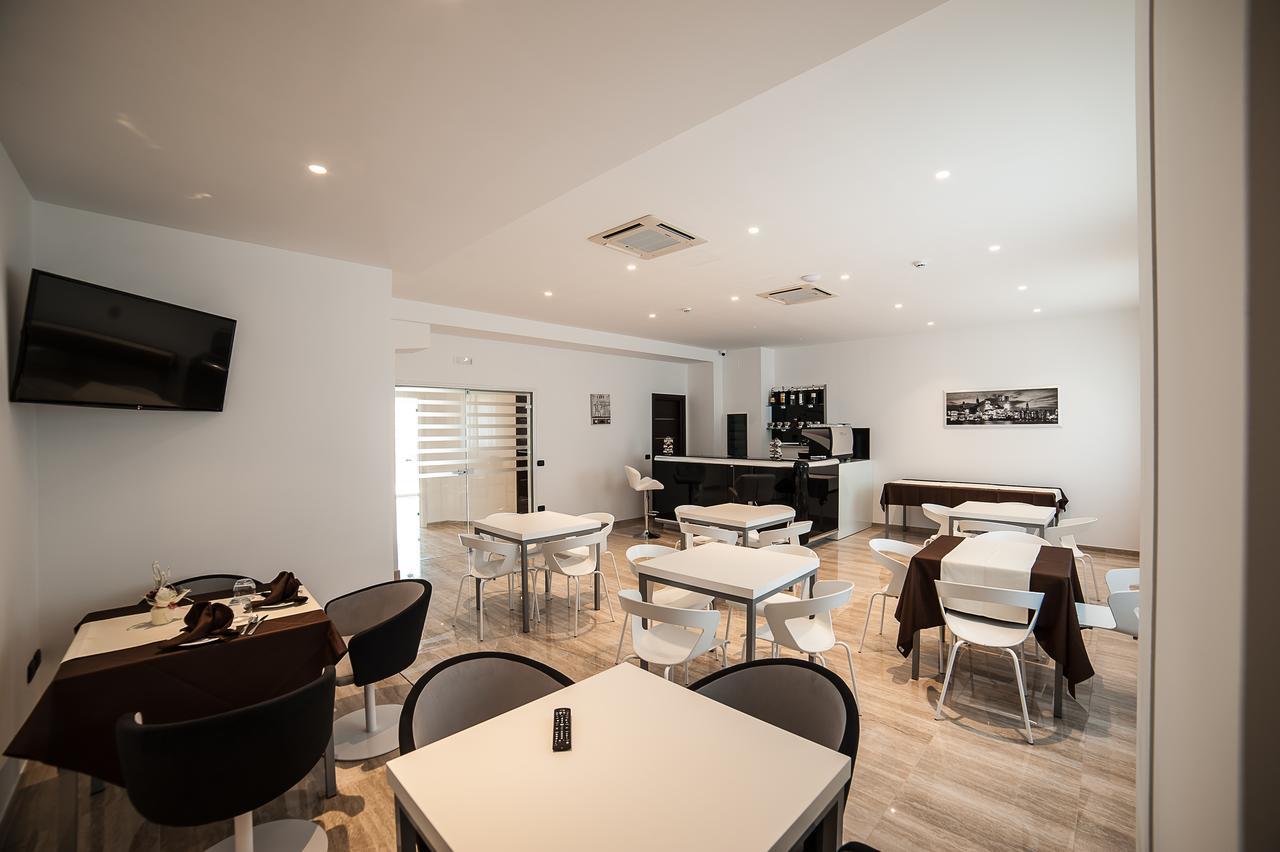 Family Center Hotel بولا المظهر الخارجي الصورة