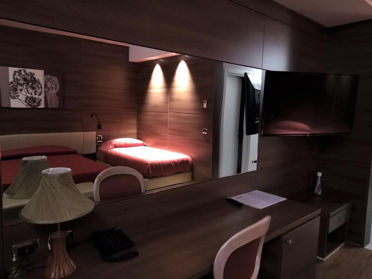 Family Center Hotel بولا المظهر الخارجي الصورة